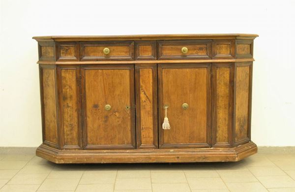   Credenza, in stile '700,  in gattice e noce scantonata, due cassetti, 