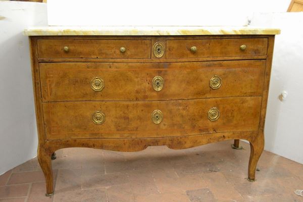  Cassettone, fine sec. XVIII,  in noce, piano sagomato in marmo giallo fronte e fianchi mossi, due cassettini sotto al piano e altri due cassetti sottostanti, pendaglina sagomata, game mosse, cm 154x55x95 e  specchiera  con vetro antichizzato fermato da piccole rosette in bronzo cm 142x93 (2)