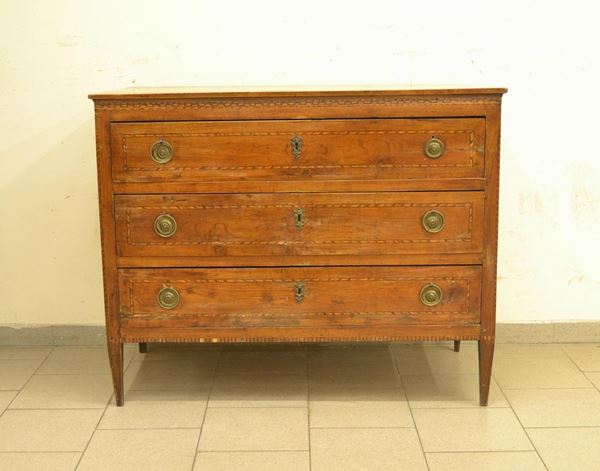   Cassettone, sec. XX,  in noce filettato, a tre cassetti,