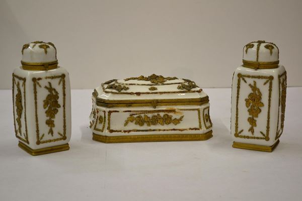   Scatolina e due flaconi  in porcellana  - Asta Gioielli, Argenti, Arredi, Dipinti e Oggetti d'arte - Poggio Bracciolini Casa d'Aste