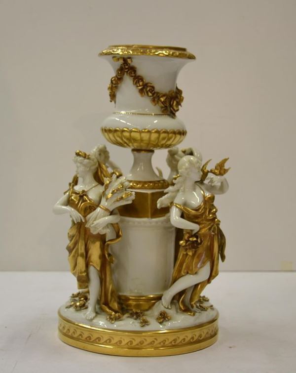   Gruppo in porcellana Capodimonte,  Le 4 stagioni  - Asta Gioielli, Argenti, Arredi, Dipinti e Oggetti d'arte - Poggio Bracciolini Casa d'Aste