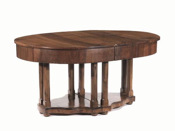  Tavolo da pranzo, seconda metÃ  sec. XIX, in noce, piano ovale allungabile,  