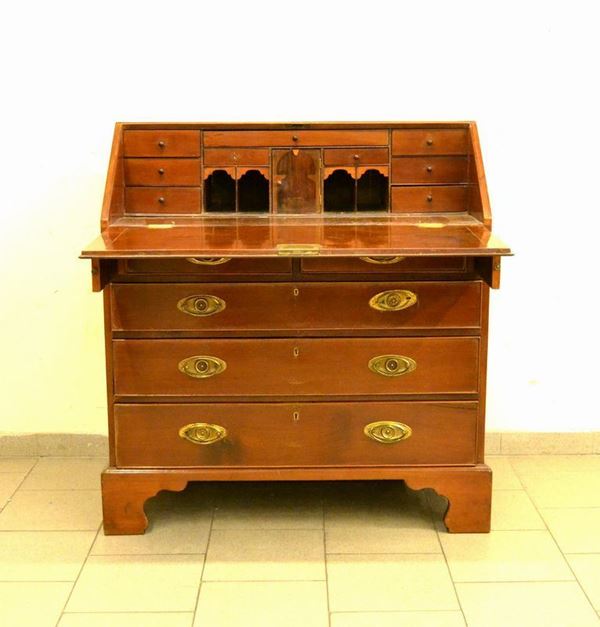 Cassettone scrivania, Inghilterra, fine sec. XIX,  in mogano, a tre cassetti