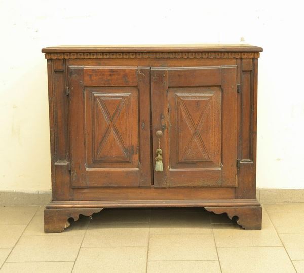  Credenzino a due ante, Toscana, sec. XIX,  in noce con sportelli  - Asta Gioielli, Argenti, Arredi, Dipinti e Oggetti d'arte - Poggio Bracciolini Casa d'Aste