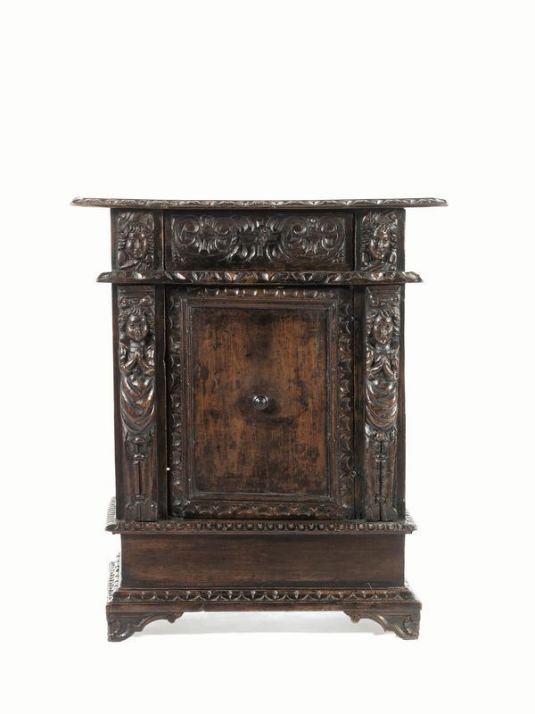 Credenzino, Liguria, metÃ  sec. XVII,  in noce a patina scura, piano           
