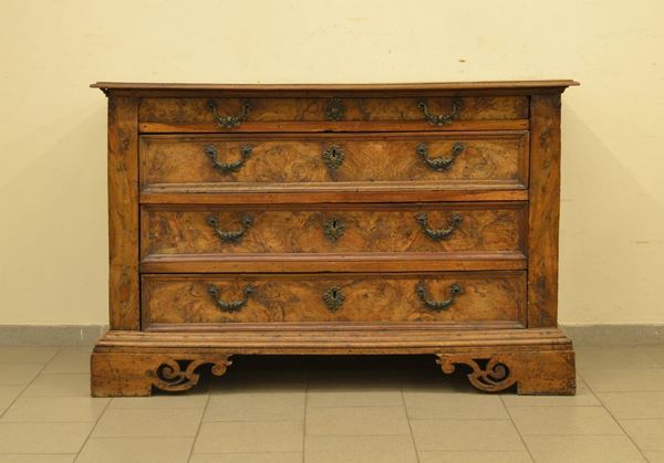 Cassettone, Lombardia, sec. XVIII, in noce e radica di olivo, a quattro cassetti, piedi a mensola, cm 150x66x97, difetti e restauri