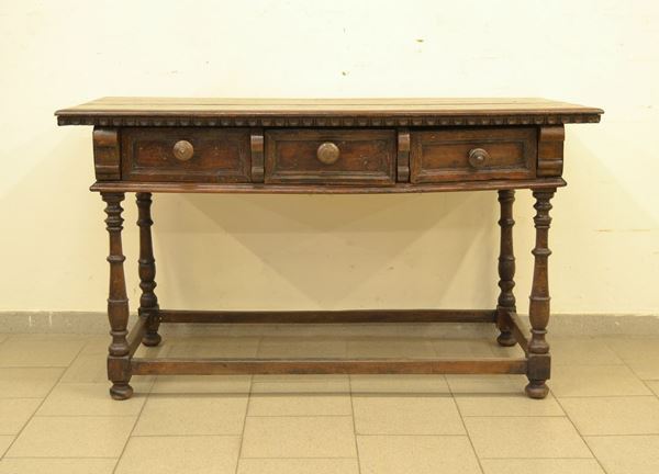 Tavolo, in stile â€˜600, in noce, a tre cassetti,gambe tornite, cm 150x71x85