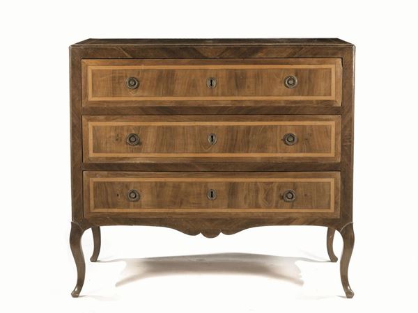Cassettone, Siena, fine sec. XVIII, in noce intagliato, piano rettangolare,tre cassetti,  pendaglina sagomata frontale e laterale, gambe mosse, cm    112x60x103, piccoli danni