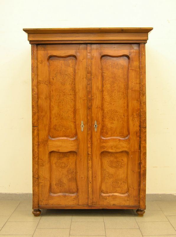 Armadio, Biedermeier, in radica di olivo,a due sportelli, cm 120x60x177