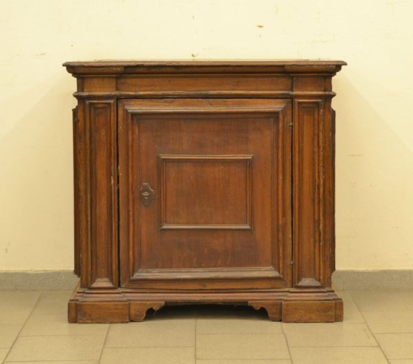 Credenzino, in stile â€˜700, in noce, ad uno sportello, cm 98x43x91, ricostruito con materiale antico