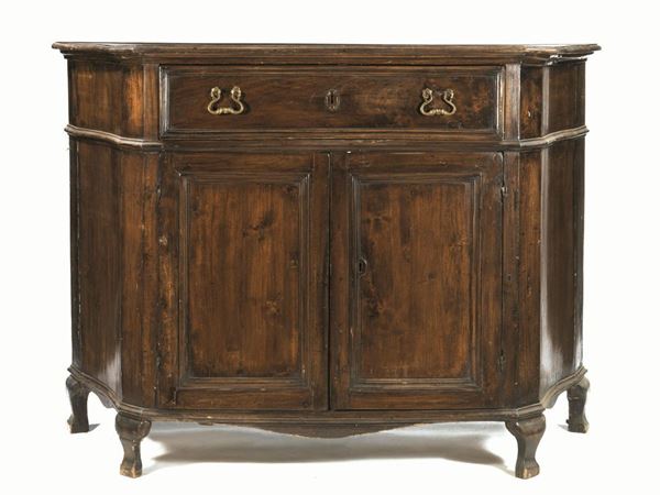 Credenza, Italia centrale, seconda metÃ  sec. XVIII, in noce a patina scura,piano sagomato con becco a di civetta, n cassetto nella fascia e due       sportelli sottostanti, fianchi mossi, piedi a plinto, cm 160x60x113,       piccoli danni