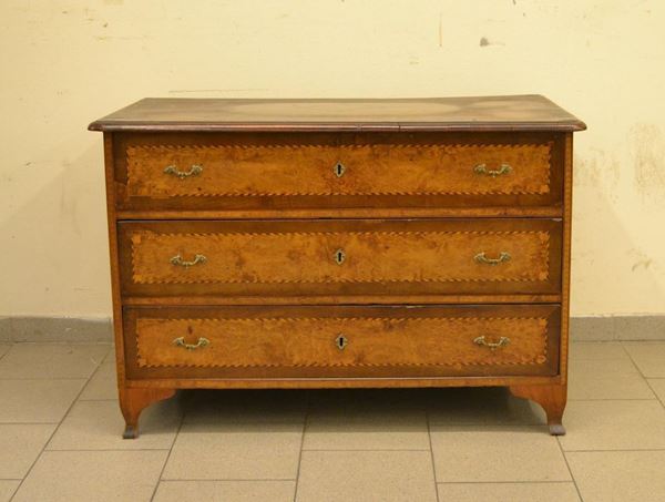 Cassettone, Italia settentrionale, sec. XVIII, in noce intarsiato a tre cassetti, cm 112x60x75,difetti e restauri