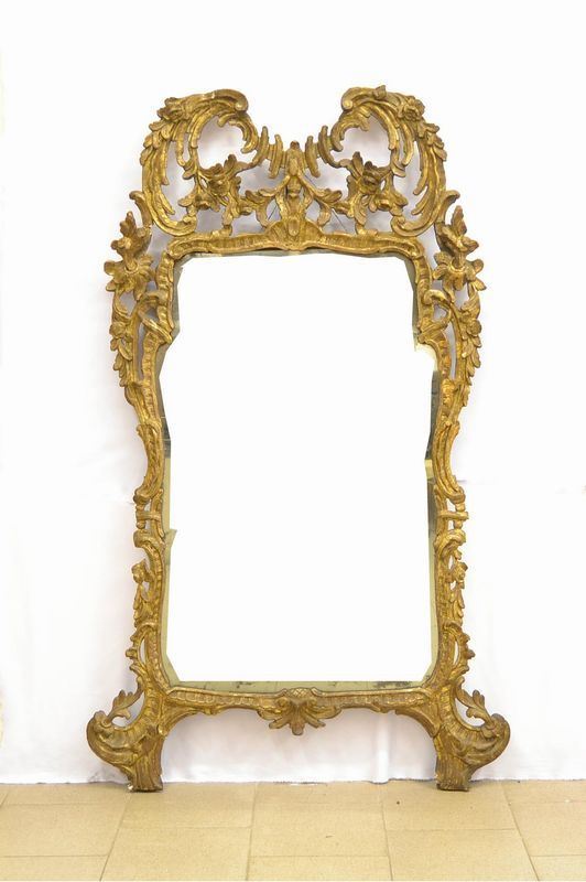 Specchiera, sec. XVIII, in legno intagliato e dorato a mecca,cm 167x90, specchio sostituito e piccole mancanze