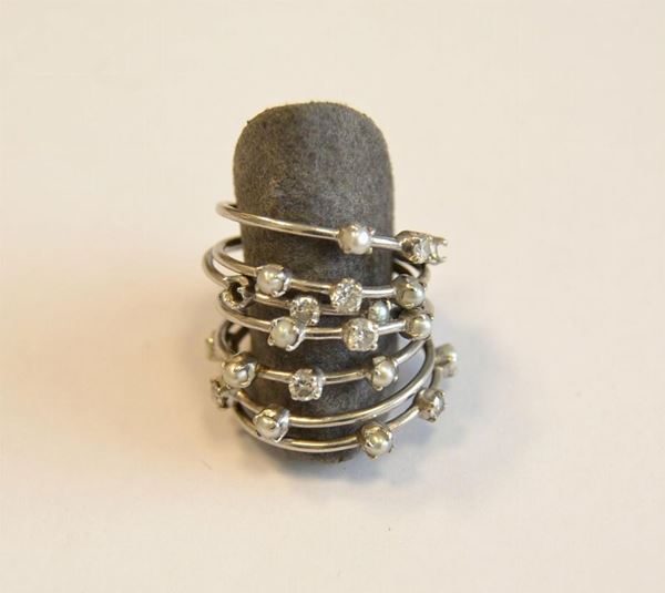  Anello in oro bianco, diamanti e perle 