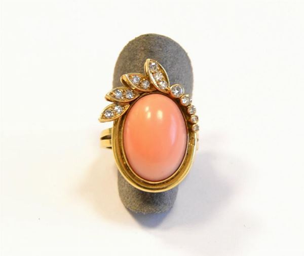   Anello in oro giallo,corallo e diamanti  