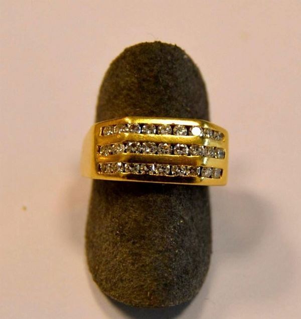  Anello in oro giallo e diamanti 