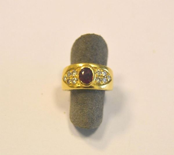  Anello in oro giallo, rubino e diamanti                                   
