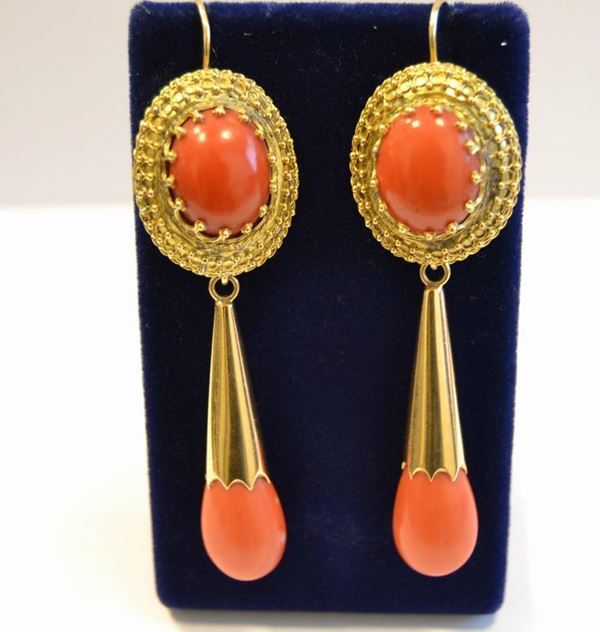  Paio di orecchini pendenti, in oro giallo e corallo   - Asta Antiquariato, collezionismo e gioielli - Poggio Bracciolini Casa d'Aste