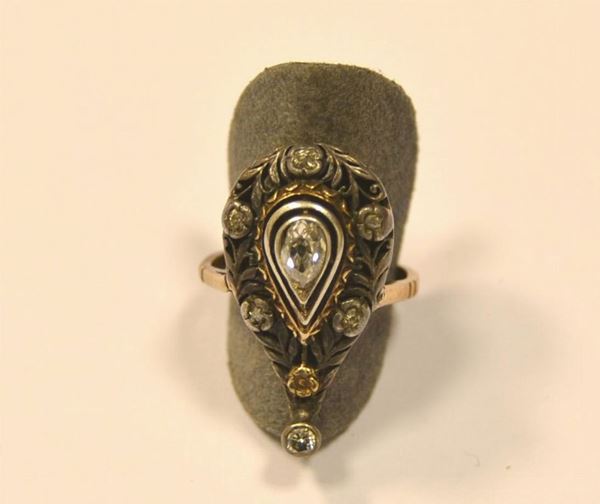  Anello in oro e argento e diamanti  