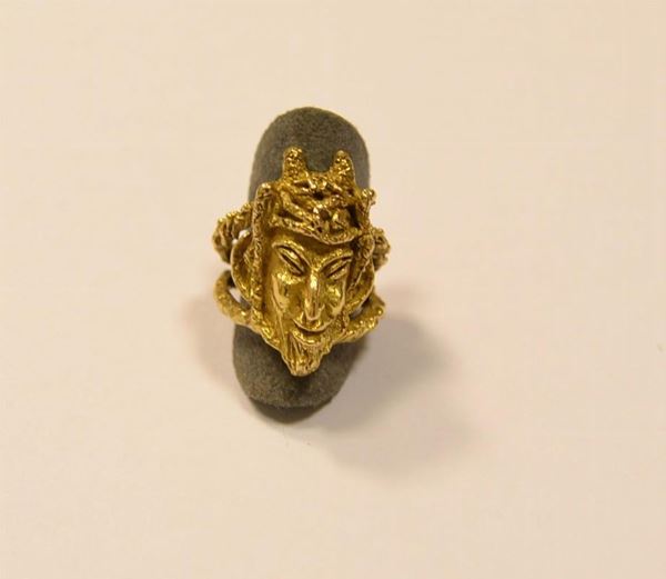 Anello scultura in oro giallo 