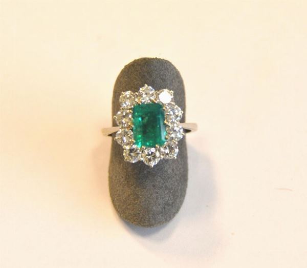  Anello in oro bianco, smeraldo e diamanti 
