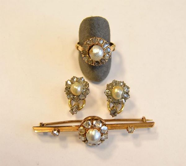  Parure in oro, diamanti  e perle ,composta da anello, spilla e paio di orecchini 