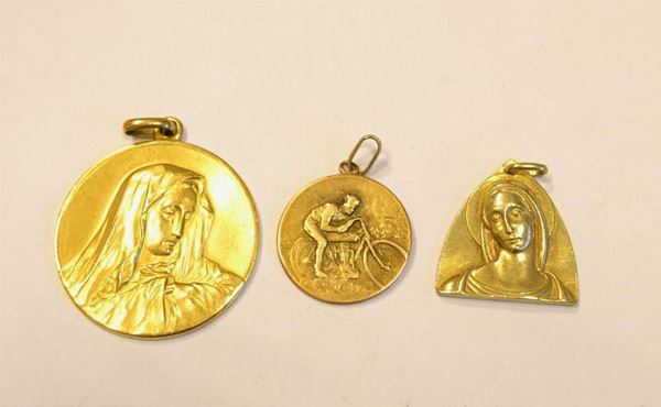   Tre medaglie in oro giallo   - Asta Antiquariato, collezionismo e gioielli - Poggio Bracciolini Casa d'Aste