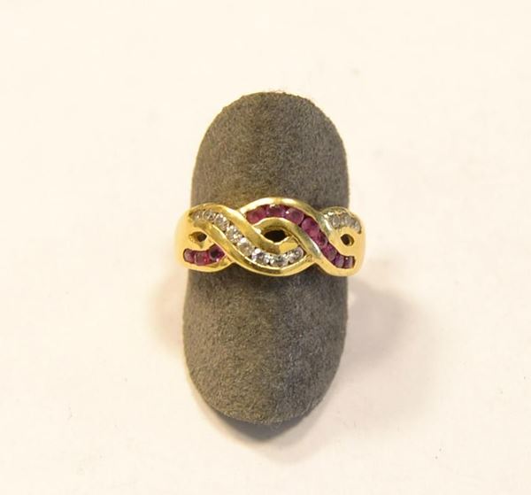  Anello in oro giallo,diamanti e rubini 