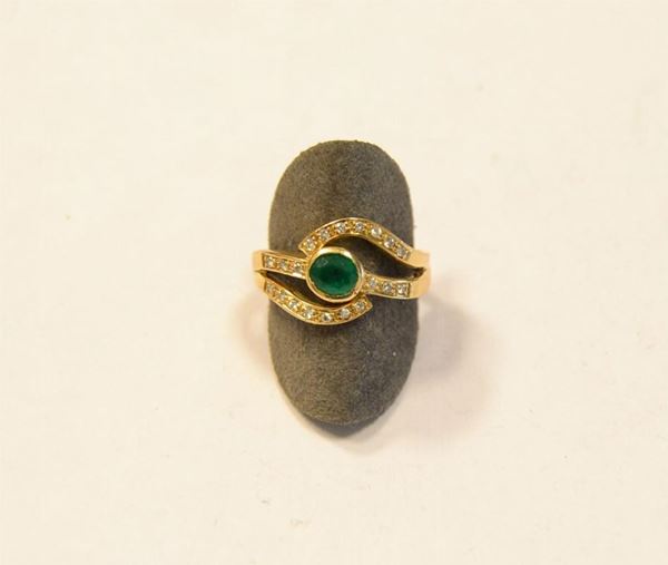  Anello in oro giallo, smeraldo e diamanti 