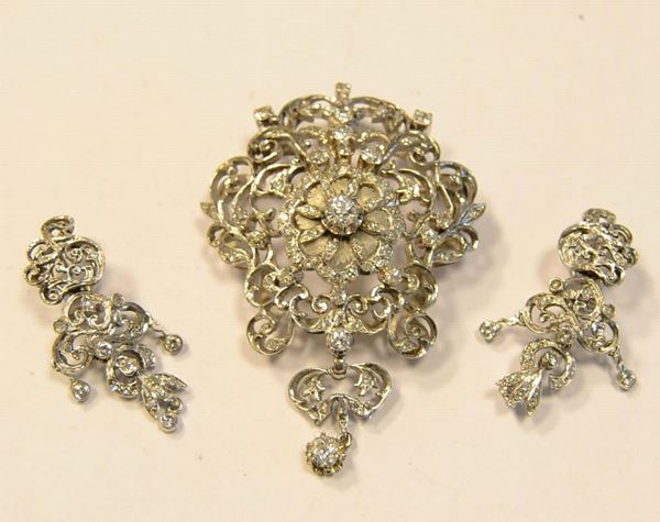  Demi parure in oro bianco e diamanti,  composta da spilla e paio di orecchini pendenti&nbsp;en suit , complessivi g 47