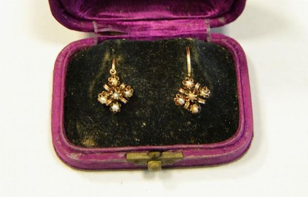  Paio di orecchini, inizi sec. XX , in oro a basso titolo e perle 
