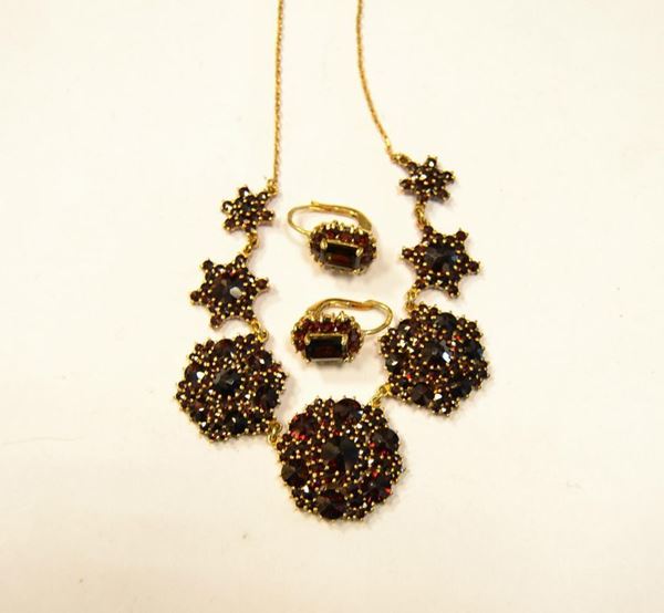  Collana e paio di orecchini in oro giallo e granati   - Asta Antiquariato, collezionismo e gioielli - Poggio Bracciolini Casa d'Aste