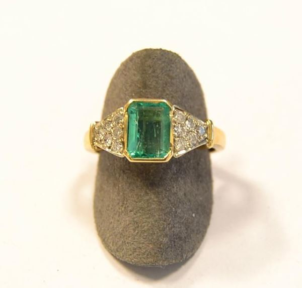  Anello in oro giallo, smeraldo e diamanti 