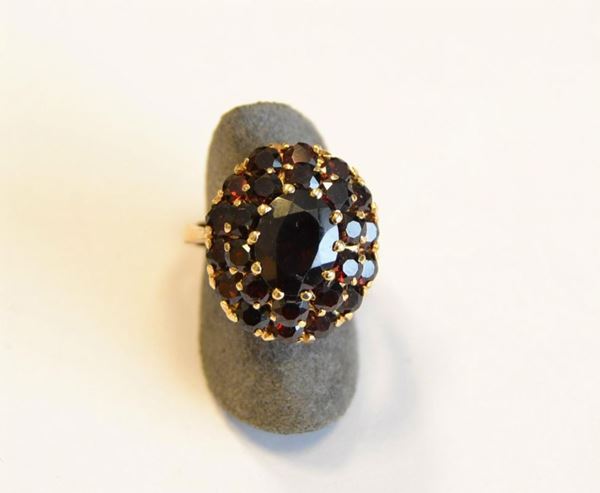  Anello in oro giallo e granati 