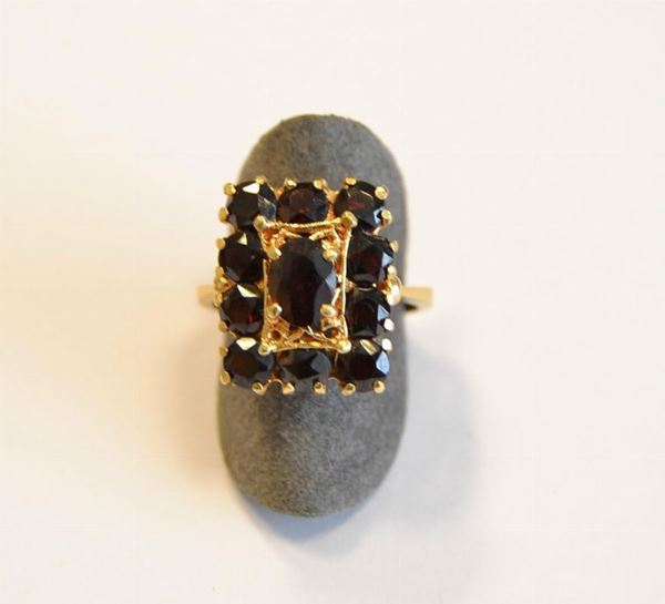 Anello in oro giallo e granati 