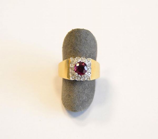  Anello in oro giallo, rubino e diamanti 