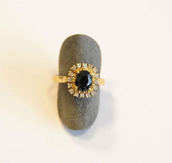  Anello in oro giallo, zaffiro e diamanti 