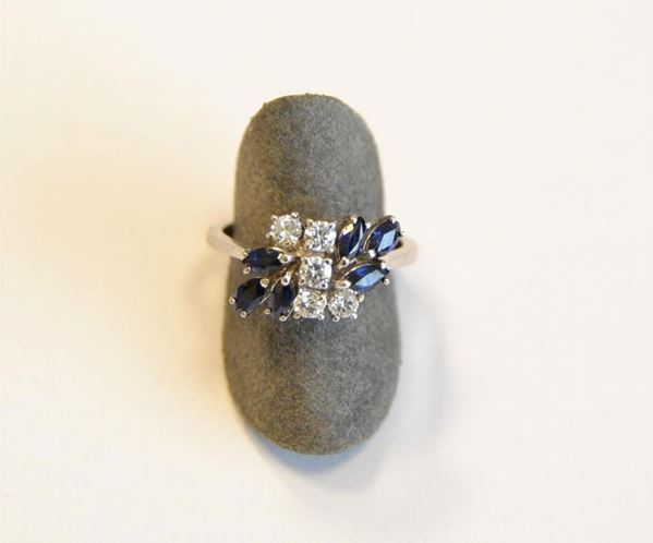  Anello in oro bianco, diamanti e zaffiri 
