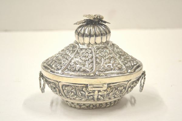  Scatola ovale 1940 circa,  in argento sbalzato a fiori, g 300  - Asta Antiquariato, collezionismo e gioielli - Poggio Bracciolini Casa d'Aste