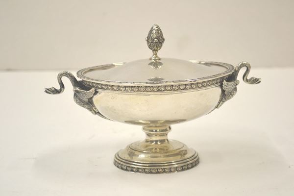  Zuccheriera di gusto Impero, anni '50,  in argento, g 410  - Asta Antiquariato, collezionismo e gioielli - Poggio Bracciolini Casa d'Aste