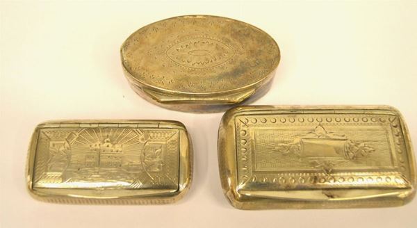  Piccola tabacchiera ovale in argento inciso                               - Asta Antiquariato, collezionismo e gioielli - Poggio Bracciolini Casa d'Aste