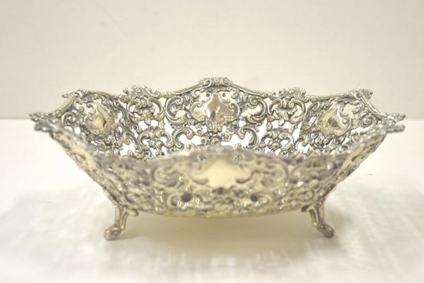   Coppa centrotavola, secolo XX , in argento traforato a volute, quattro piedini, diam. cm 27,5, g 600 