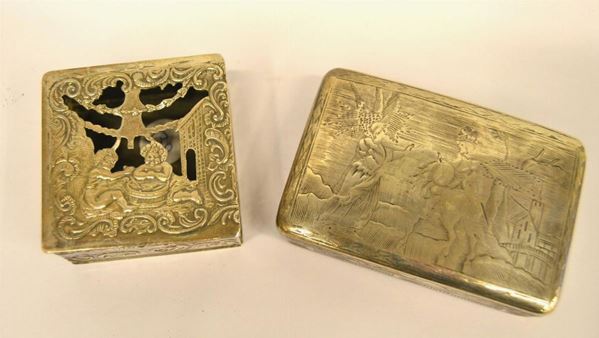  Scatola quadrata in argento sbalzato e                                   - Asta Antiquariato, collezionismo e gioielli - Poggio Bracciolini Casa d'Aste