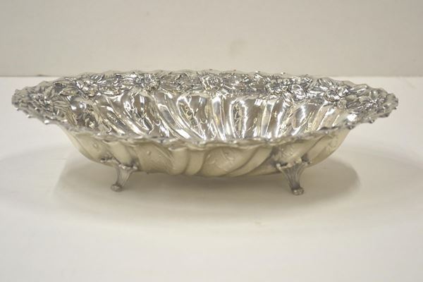 Coppa centrotavola, secolo XX,  in argento sbalzato a fiori, g 475