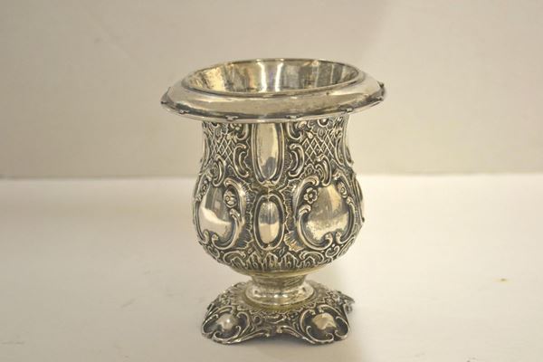  Vasetto, Germania, fine sec. XIX inizi XX,  in argento sbalzato a volute, g 170
