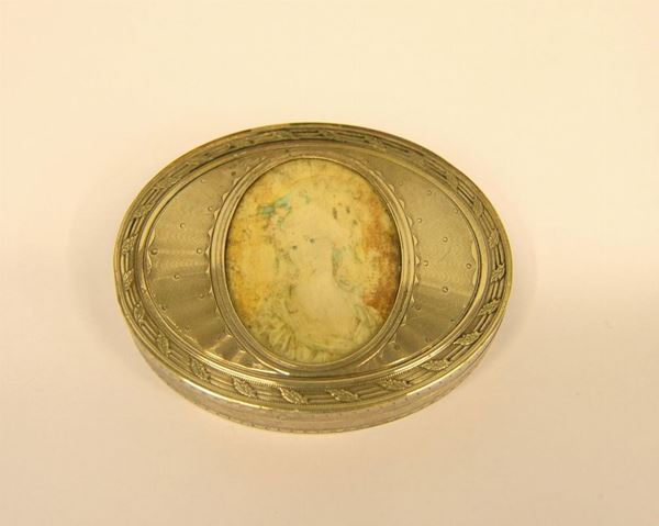  Tabacchiera ovale in argento con coperchio                                  