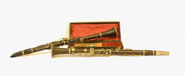  Due clarinetti, sec. XX,  in legno, con rapporti in metallo,