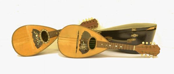  Mandolino, inizi sec. XX,  in legno intarsiato, manifattura Ozelli, difetti