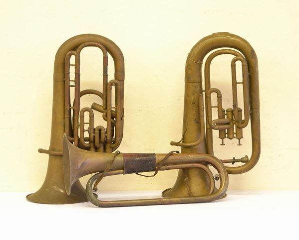  Tre trombe, sec. XX,  in ottone,  - Asta Antiquariato, collezionismo e gioielli - Poggio Bracciolini Casa d'Aste