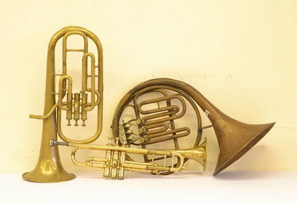  Tre trombe, sec. XX,  in ottone,   - Asta Antiquariato, collezionismo e gioielli - Poggio Bracciolini Casa d'Aste